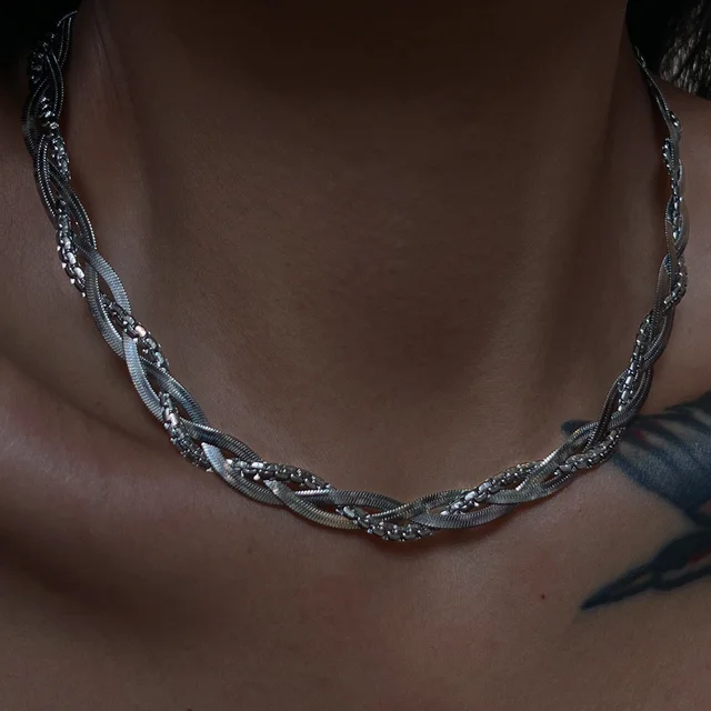 TWILIGHT TWIST NECKLACE